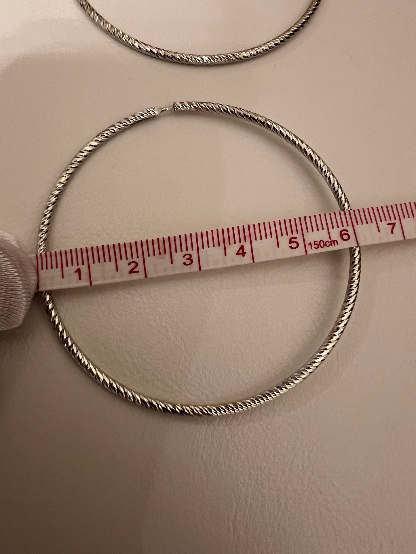 Orecchini a cerchio oro bianco lavorato