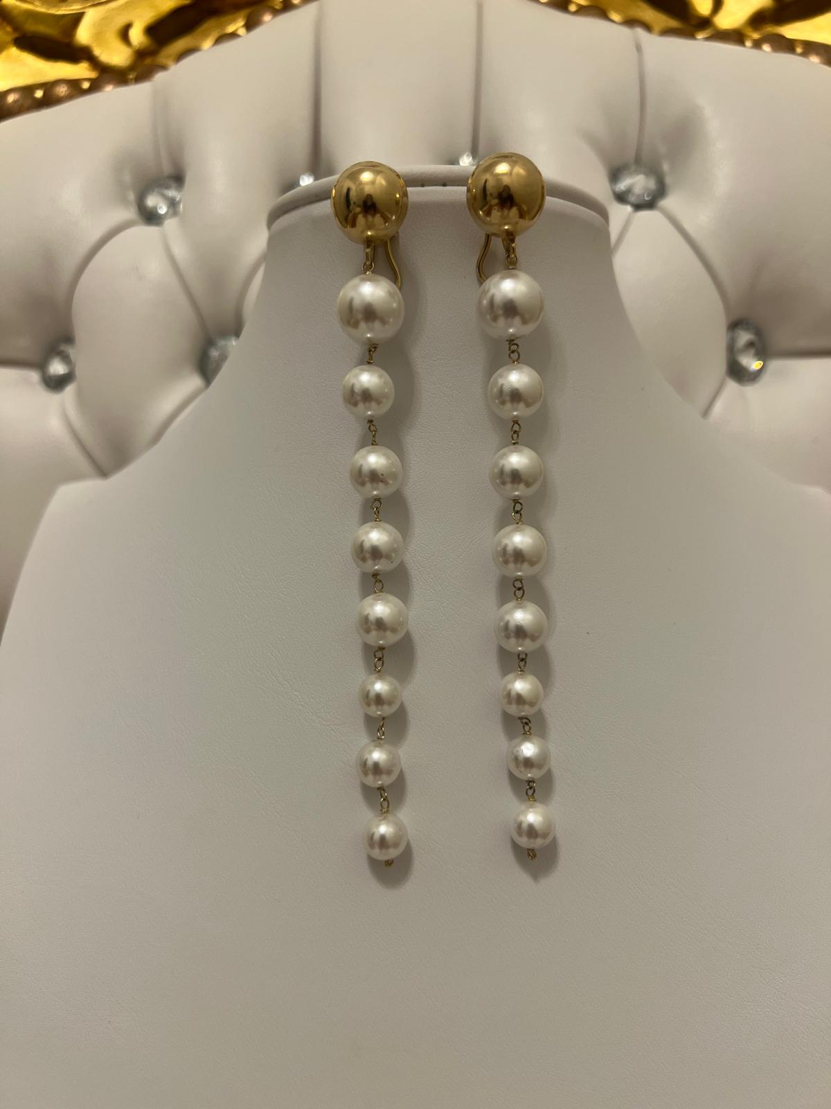 Orecchini lunghi in perle