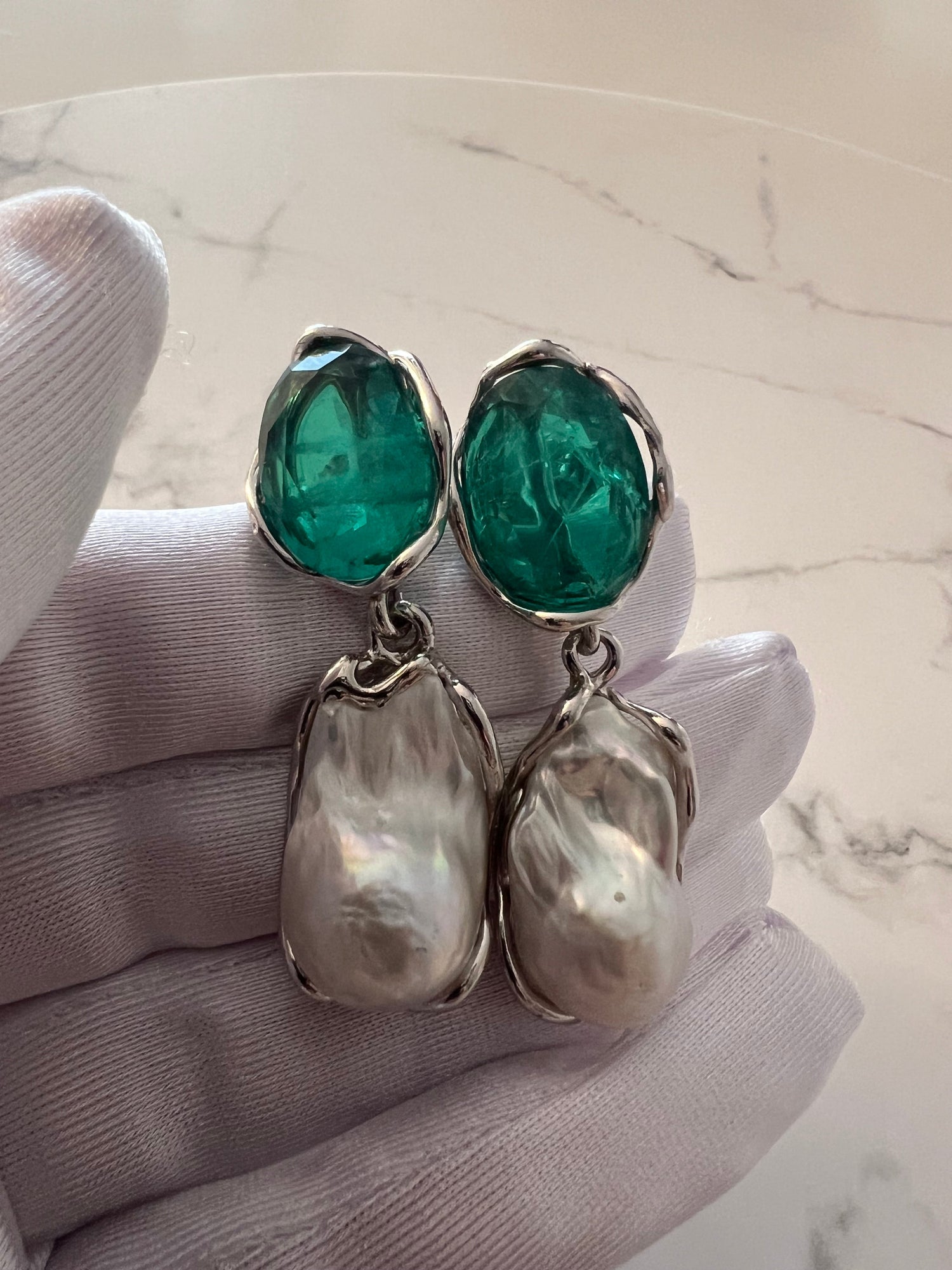 Orecchini perla barocca e pietra(dioptasio)