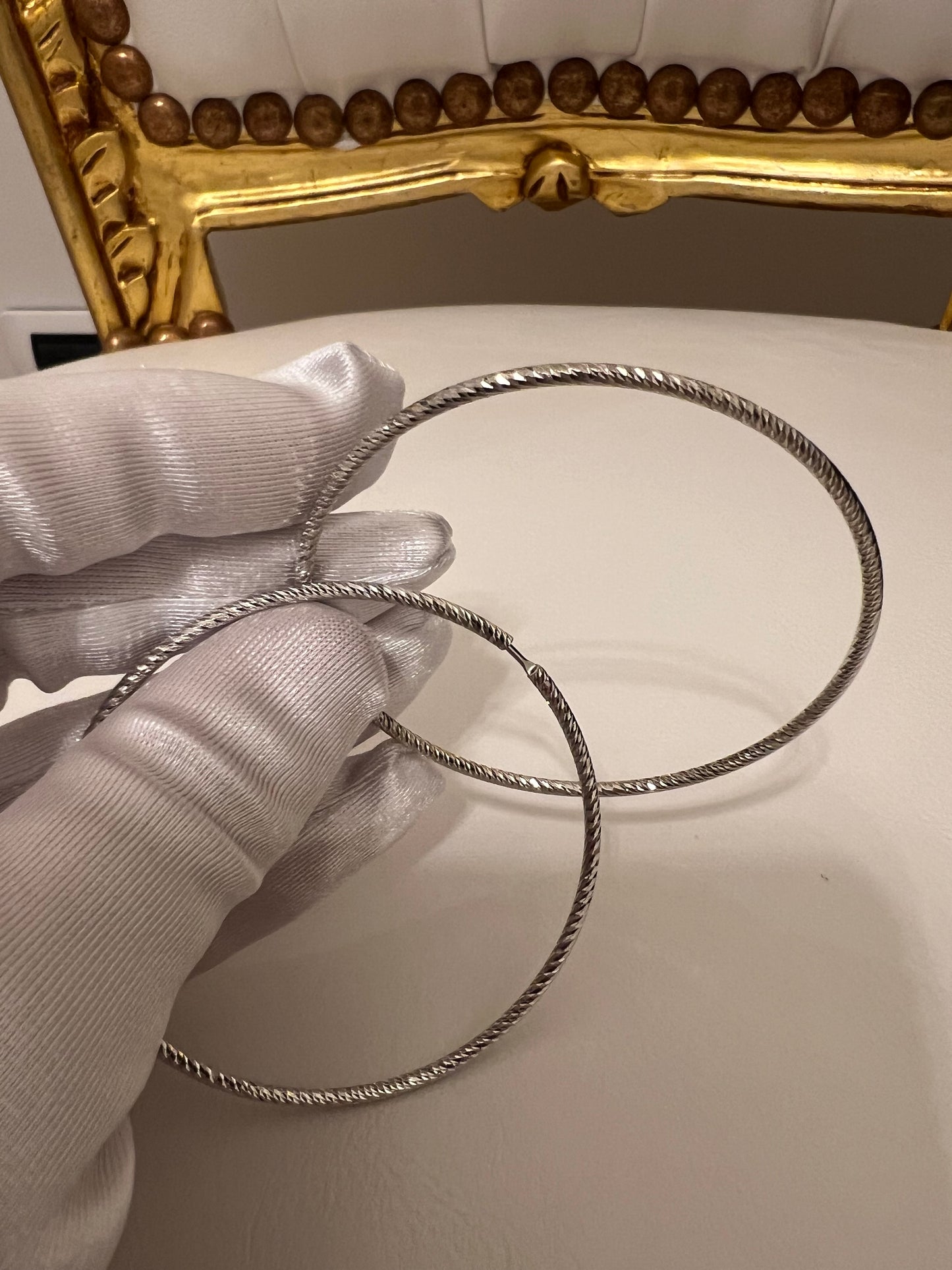 Orecchini a cerchio oro bianco lavorato