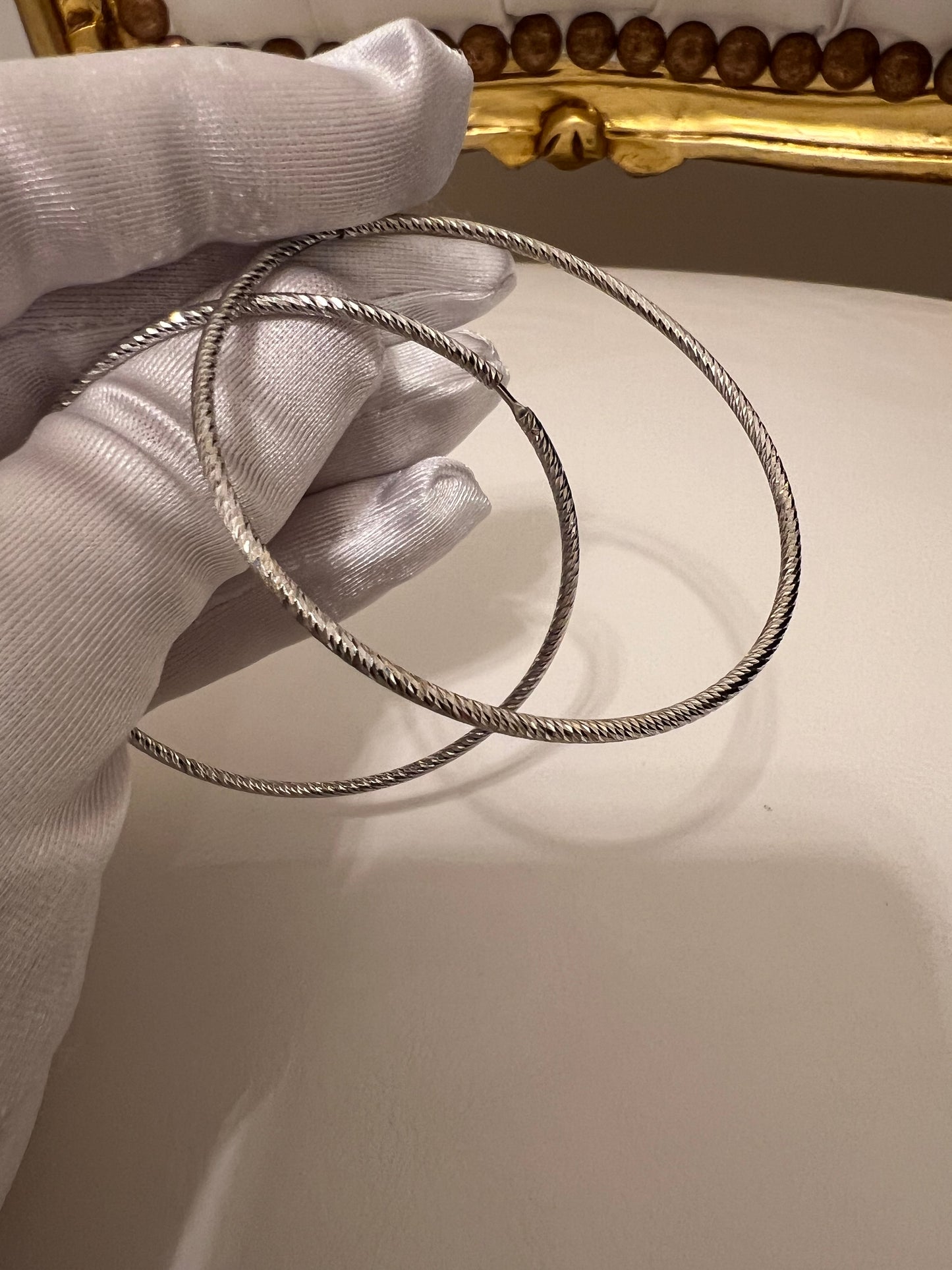 Orecchini a cerchio oro bianco lavorato