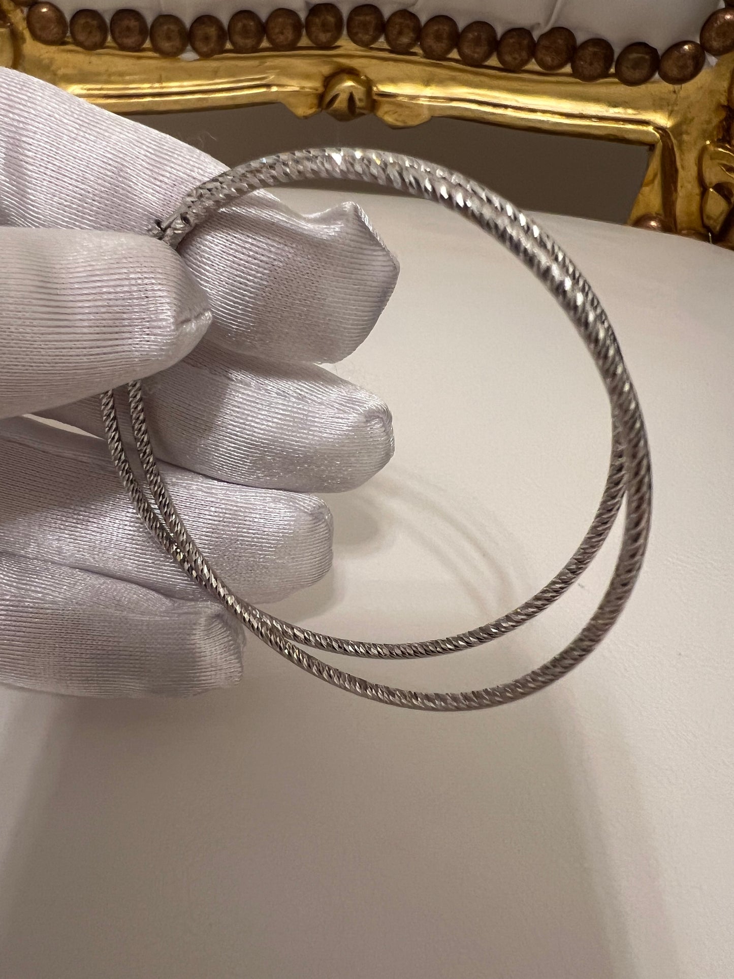 Orecchini a cerchio oro bianco lavorato