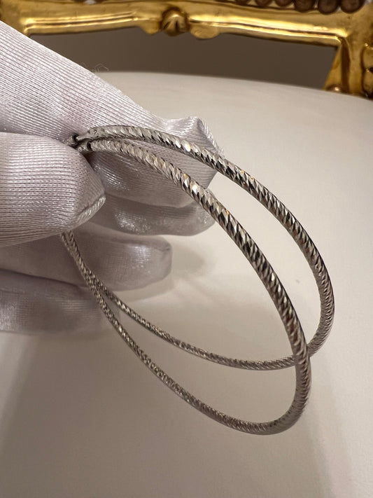 Orecchini a cerchio oro bianco lavorato