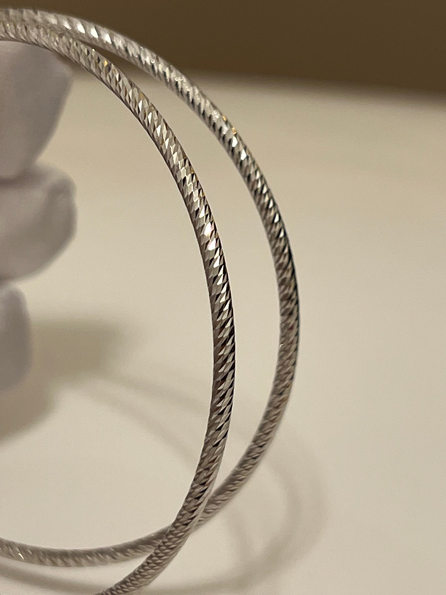 Orecchini a cerchio oro bianco lavorato