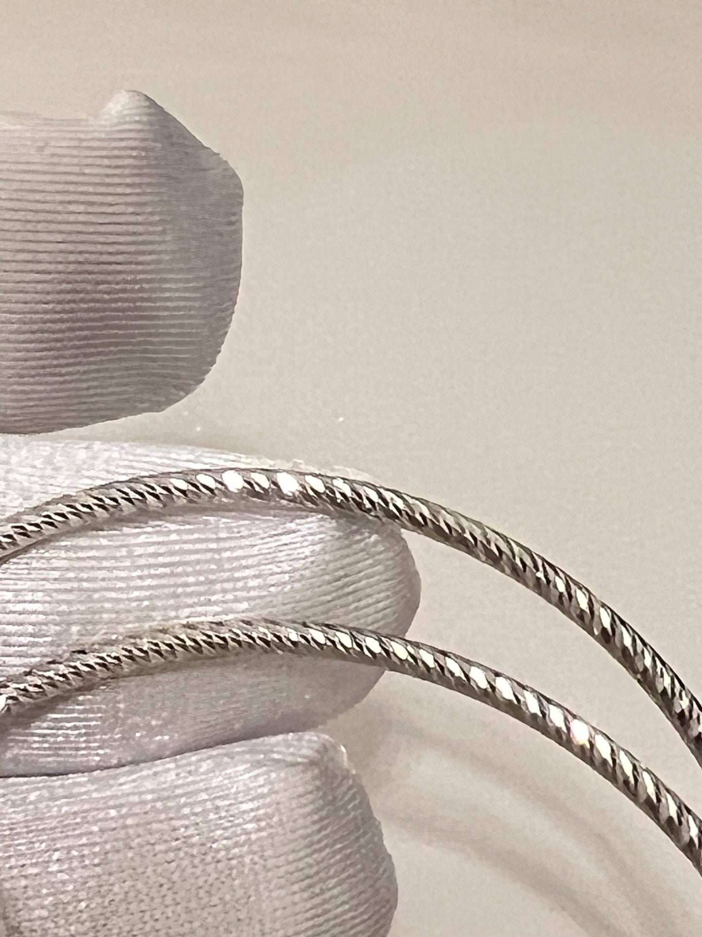 Orecchini a cerchio oro bianco lavorato