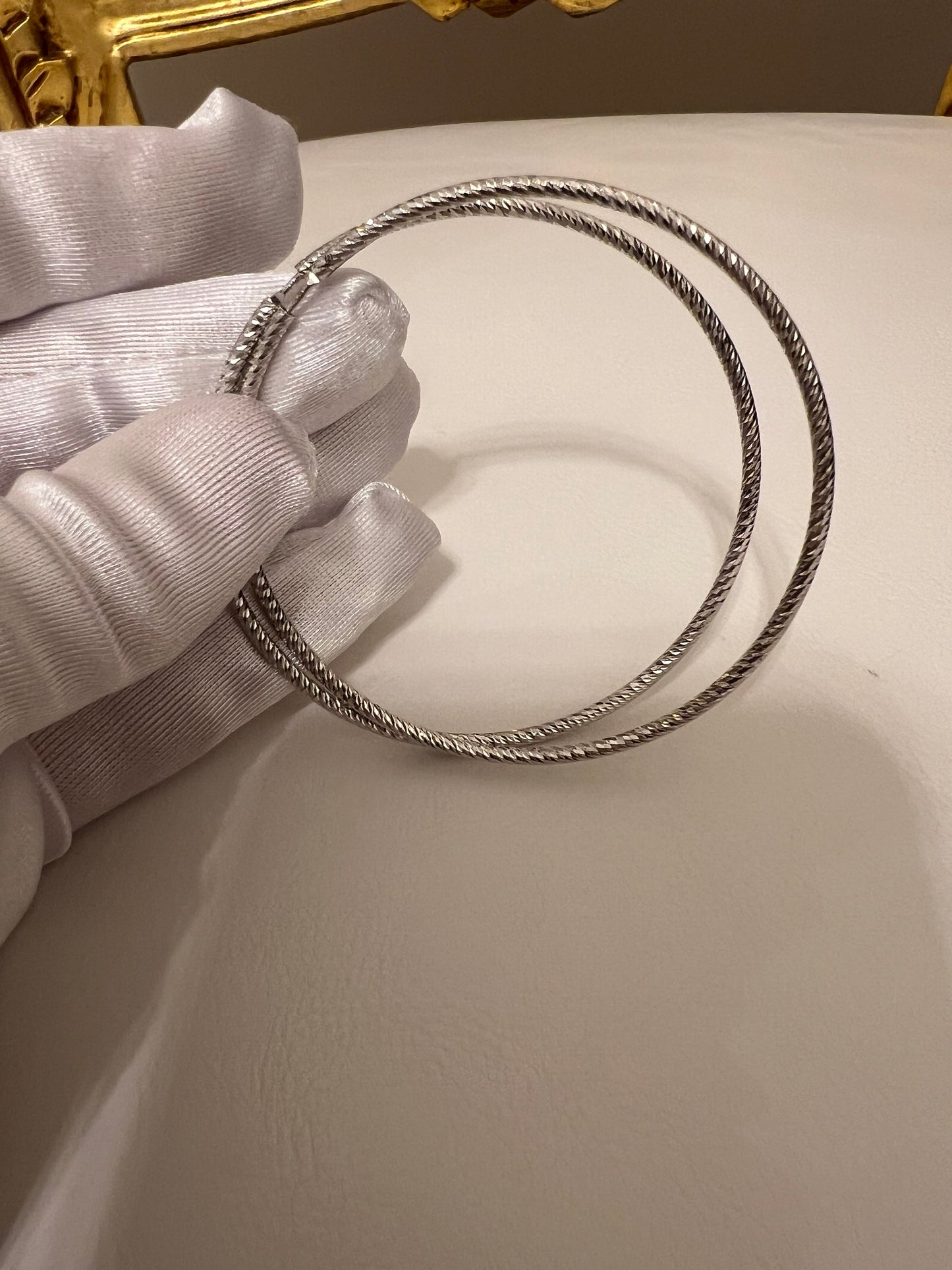 Orecchini a cerchio oro bianco lavorato