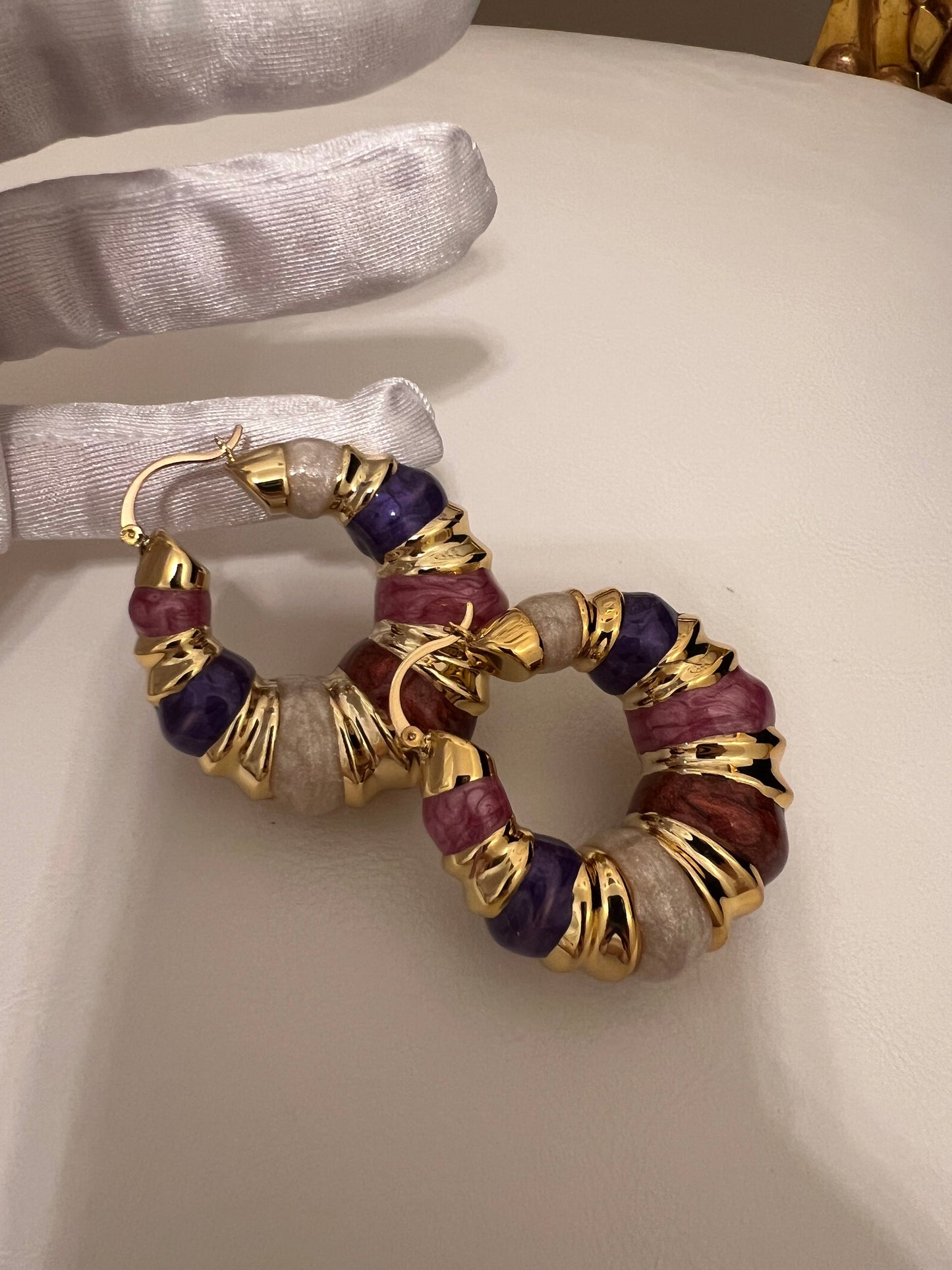 Orecchini a cerchio colorati