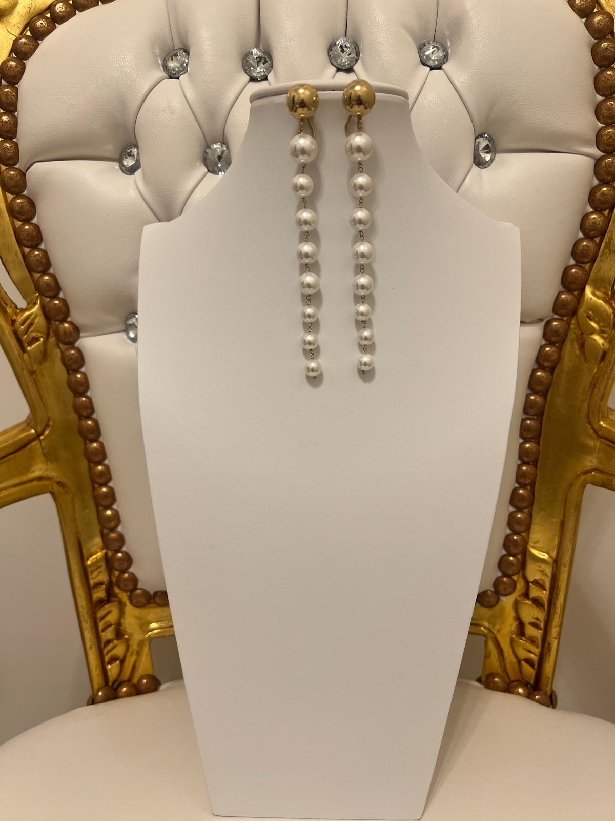 Orecchini lunghi in perle