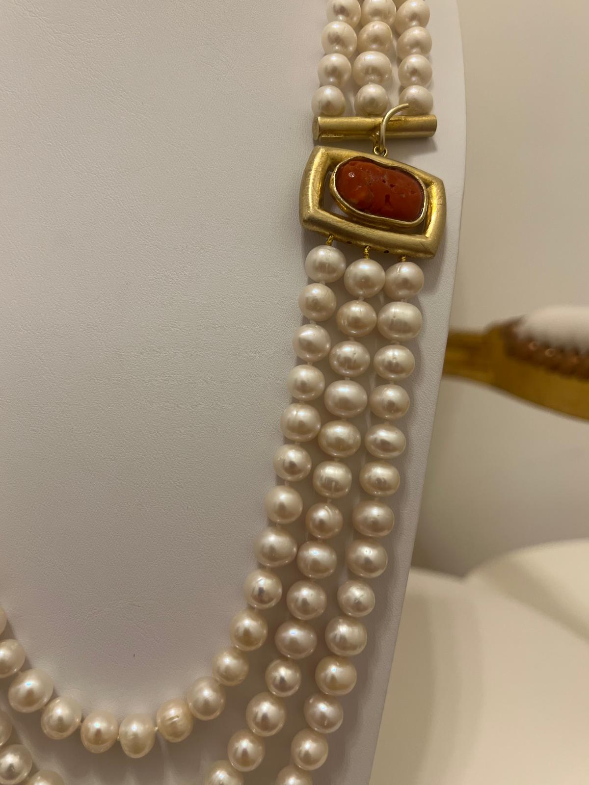 Collana lunga a tre fili di perle